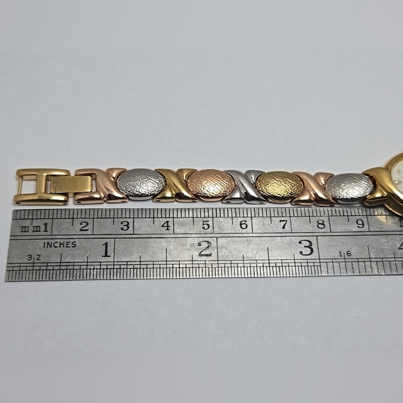 Womens Vintage Avon Gold Rose Silver Tone Diamond Watch F20808 New Battery - Picture 8 of 9